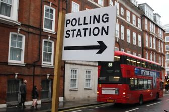 Cartello che indica una sede elettorale a Londra