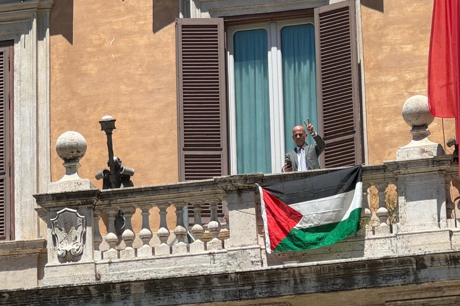 Attivista espone bandiera Palestina su balcone Montecitorio