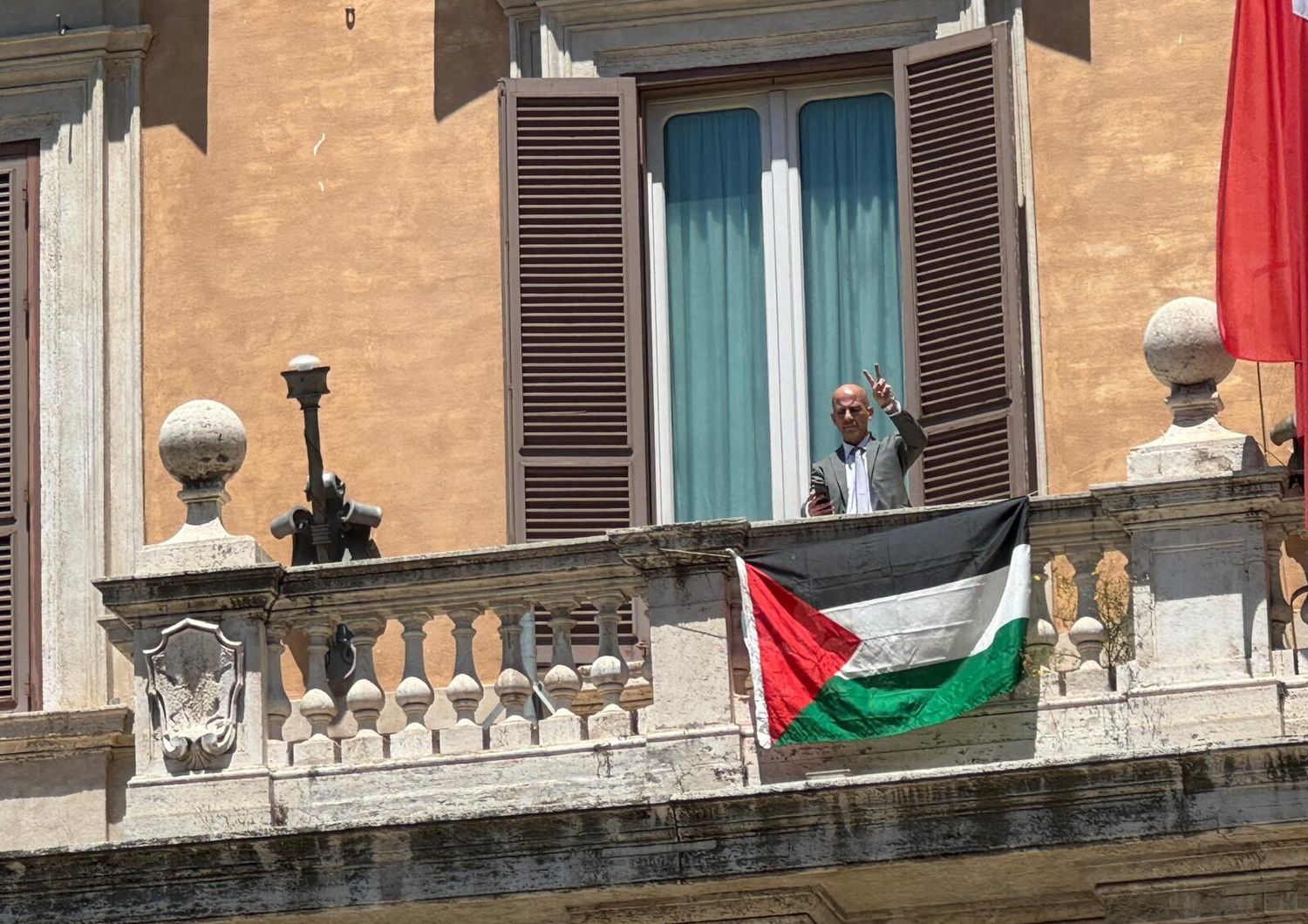 Attivista espone bandiera Palestina su balcone Montecitorio