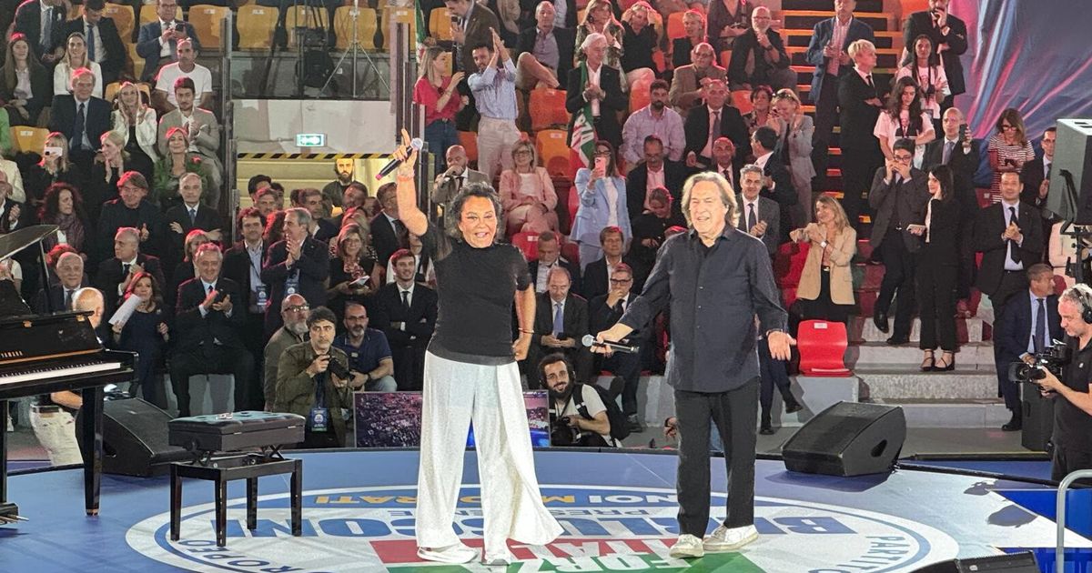 I Ricchi e Poveri sul palco di Forza Italia, ma Tajani non canta (VIDEO)