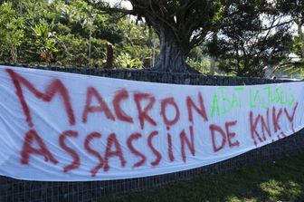 Uno degli striscioni con cui è stato accolto il presidente francese Emmanuel Macron in visita a Noumea