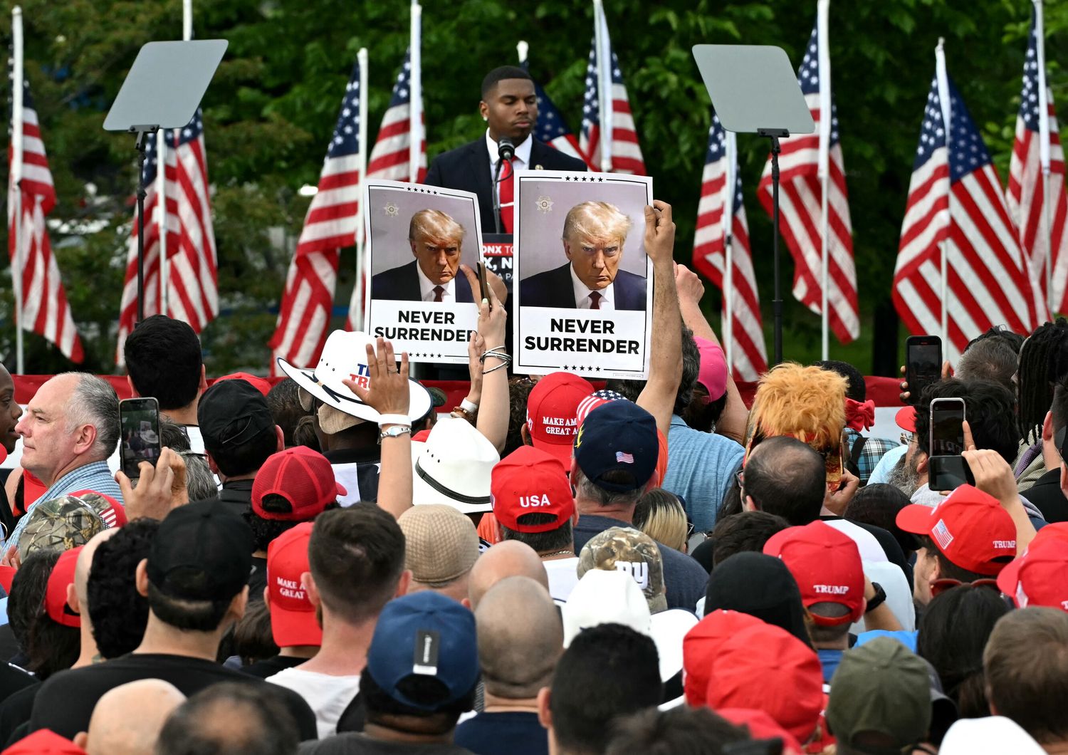 Sostenitori dell'ex presidente degli Stati Uniti Donald Trump partecipano a un comizio elettorale al Crotona Park nel South Bronx