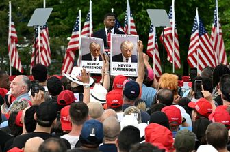 Sostenitori dell'ex presidente degli Stati Uniti Donald Trump partecipano a un comizio elettorale al Crotona Park nel South Bronx