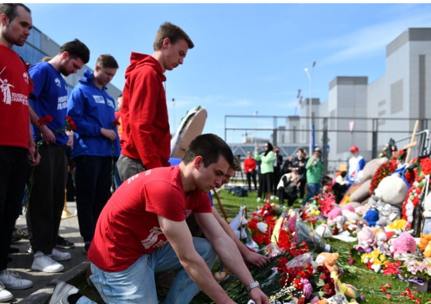 Volontari depongono fiori al memoriale improvvisato in memoria delle vittime dell'attacco terroristico al Crocus City Hall di Krasnogorsk