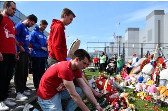 Volontari depongono fiori al memoriale improvvisato in memoria delle vittime dell'attacco terroristico al Crocus City Hall di Krasnogorsk