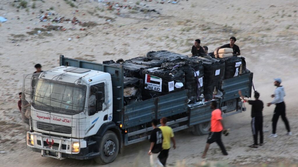 I camion di aiuti umanitari bloccati nella Striscia