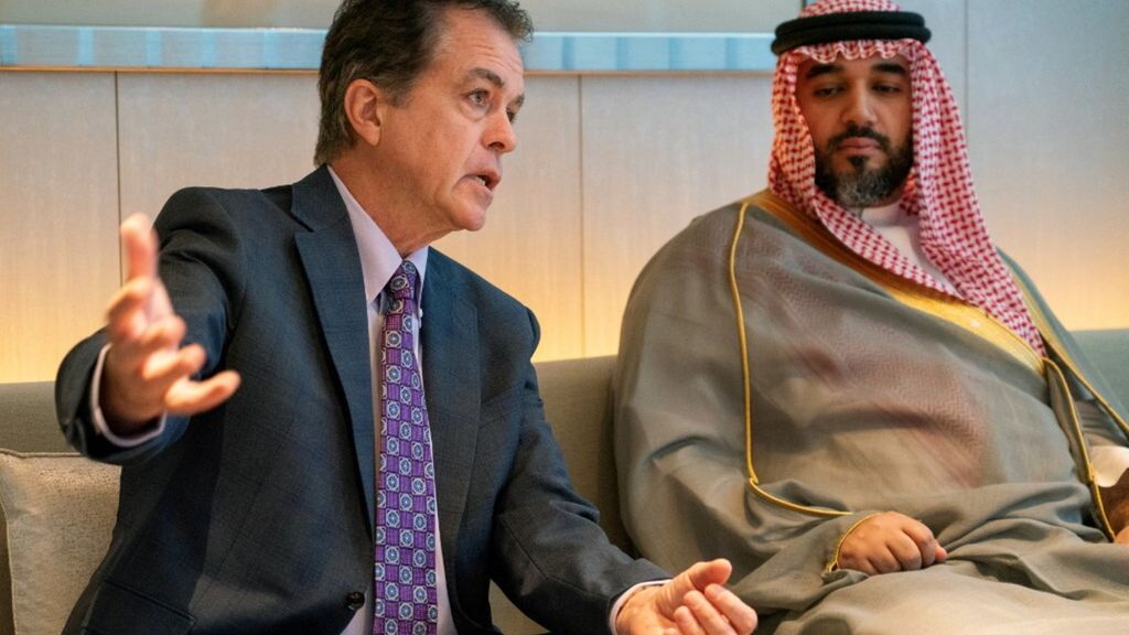 Il principe saudita Faisal bin Bandar bin Sultan Al Saud e il CEO di Savvy Games Group Brian Ward