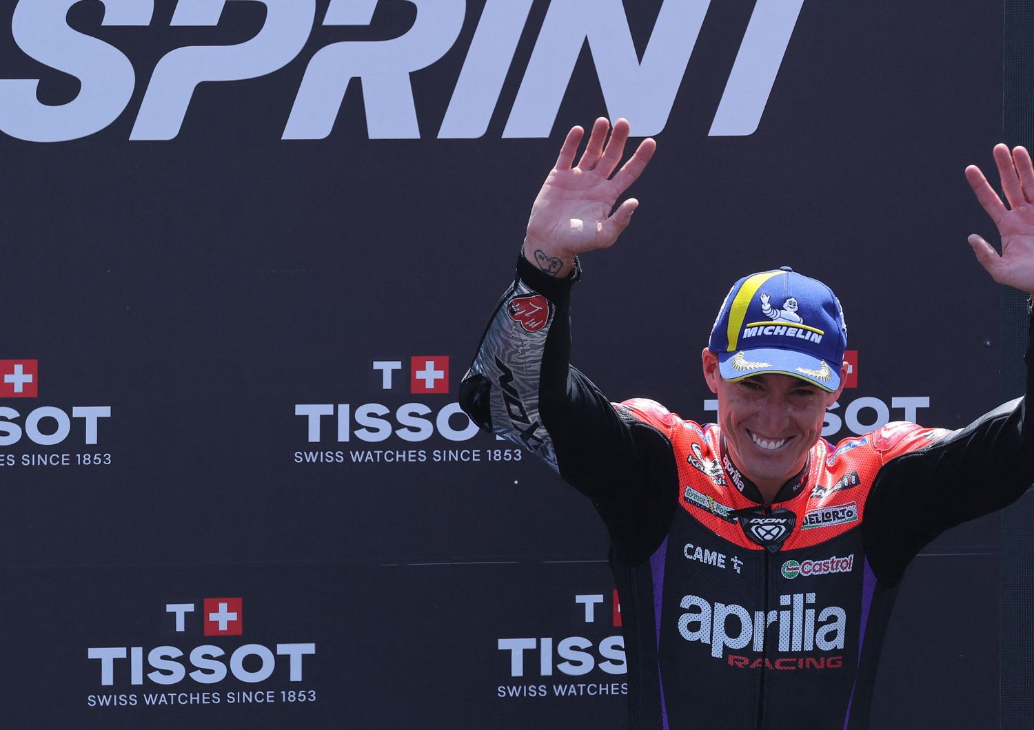 Il pilota spagnolo dell'Aprilia Aleix Espargaro festeggia dopo aver vinto la gara sprint della MotoGP del Gran Premio di Catalogna sul Circuito di Catalogna