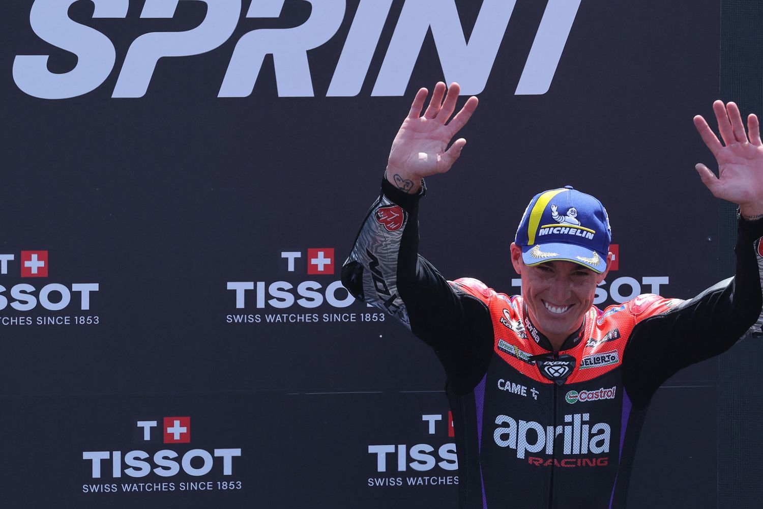 Il pilota spagnolo dell'Aprilia Aleix Espargaro festeggia dopo aver vinto la gara sprint della MotoGP del Gran Premio di Catalogna sul Circuito di Catalogna
