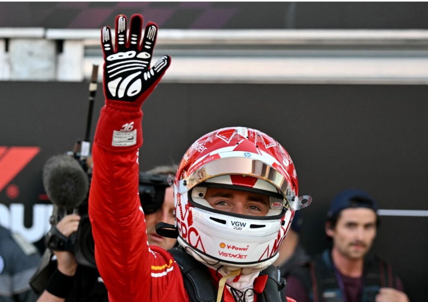 Il pilota monegasco della Ferrari Charles Leclerc festeggia dopo aver vinto la sessione di qualifiche del Gran Premio di Monaco di Formula Uno