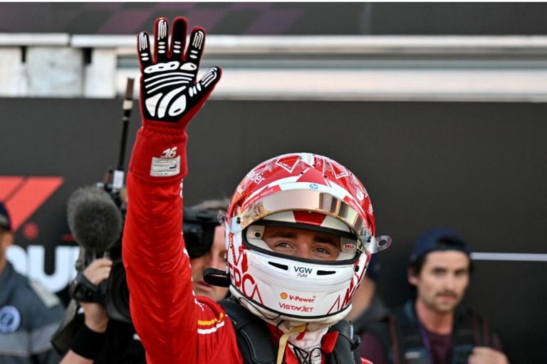 Il pilota monegasco della Ferrari Charles Leclerc festeggia dopo aver vinto la sessione di qualifiche del Gran Premio di Monaco di Formula Uno