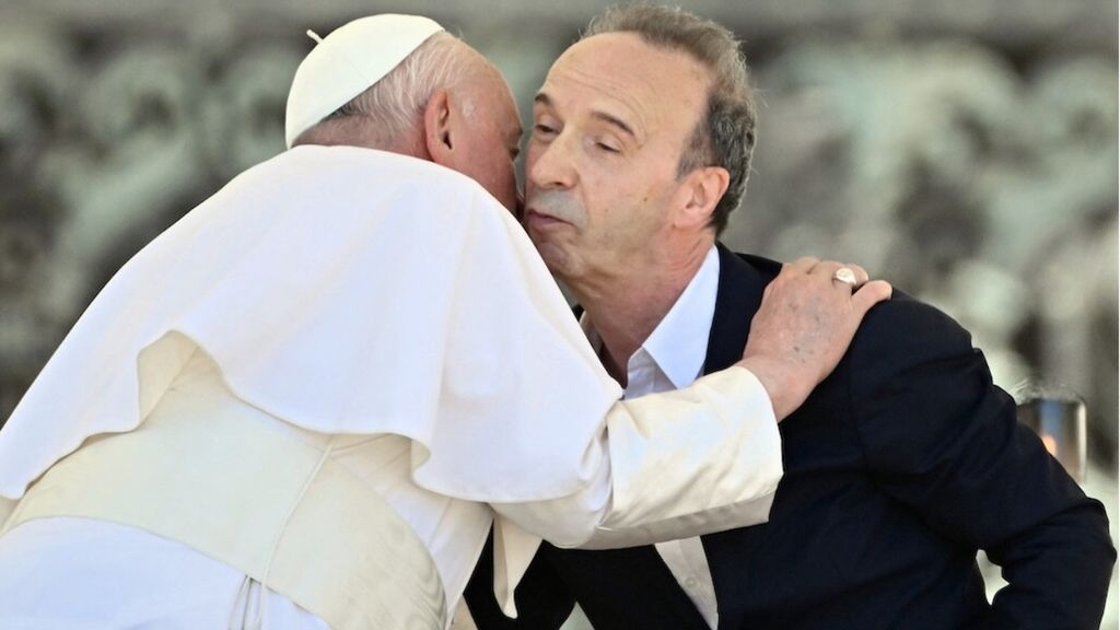 L'abbraccio tra il Papa e Benigni