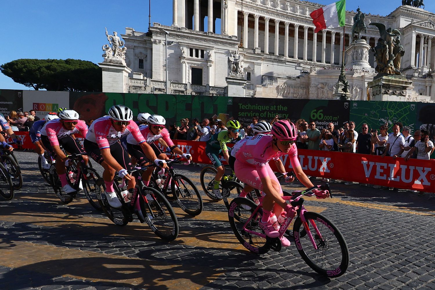 Il corridore sloveno del Team UAE Tadej Pogacar con la maglia rosa di leader della classifica pedala con il gruppo davanti all'Altare della Patria in Piazza Venezia