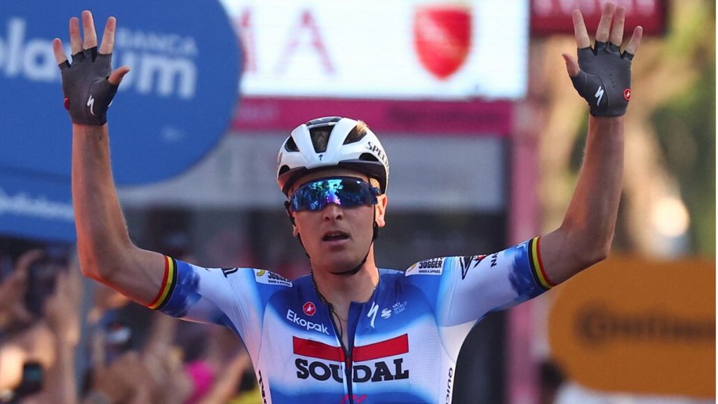 Il corridore belga Tim Merlier del Team Soudal-Quick Step festeggia la sua vittoria di tappa mentre passa davanti al traguardo per vincere la 21a e ultima tappa del 107° Giro d'Italia, 125 km da Roma a Roma