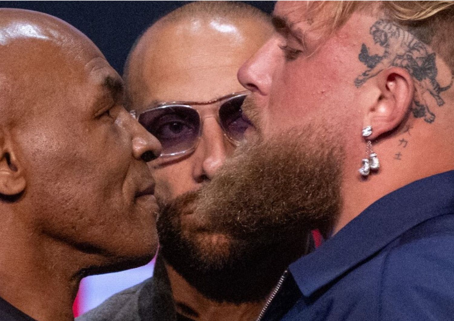 Mike Tyson, Nakisa Bidarian e Jake Paul posano sul palco durante la conferenza stampa che annuncia la sfida sul ring tra i due il 16 maggio 2024 ad Arlington, in Texas