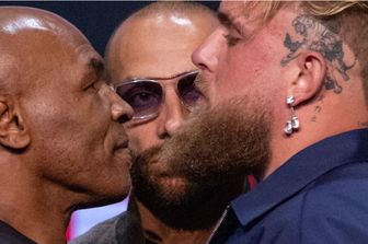 Mike Tyson, Nakisa Bidarian e Jake Paul posano sul palco durante la conferenza stampa che annuncia la sfida sul ring tra i due il 16 maggio 2024 ad Arlington, in Texas