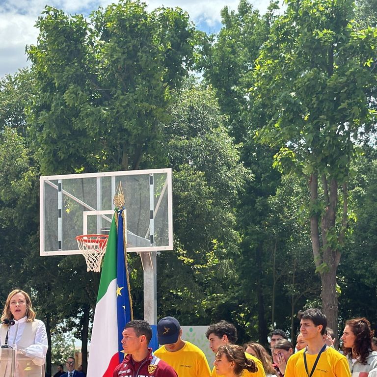 Giorgia Meloni inaugura il centro sportivo a Caivano