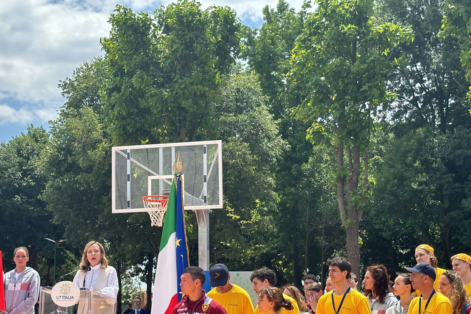 Giorgia Meloni inaugura il centro sportivo a Caivano