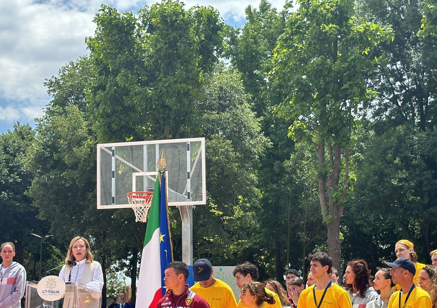 Giorgia Meloni inaugura il centro sportivo a Caivano