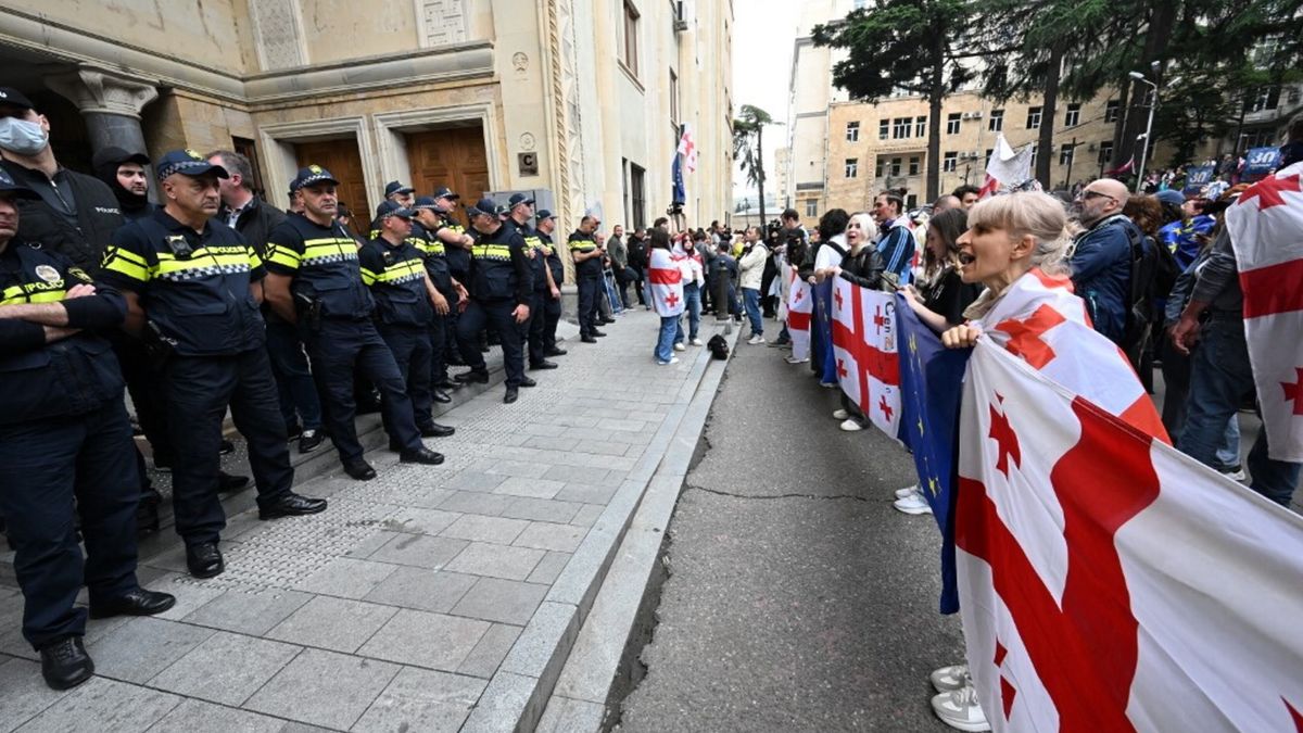 Manifestanti davanti al Parlamento di Tbilisi