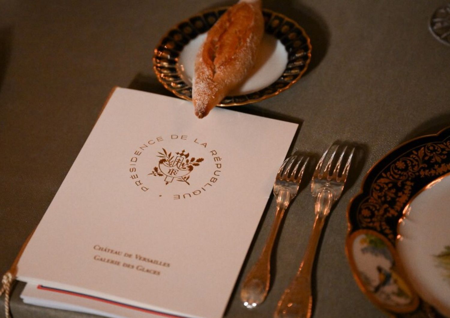 Menu prima di un banchetto di stato a Versailles di una visita di stato reale britannica in Francia