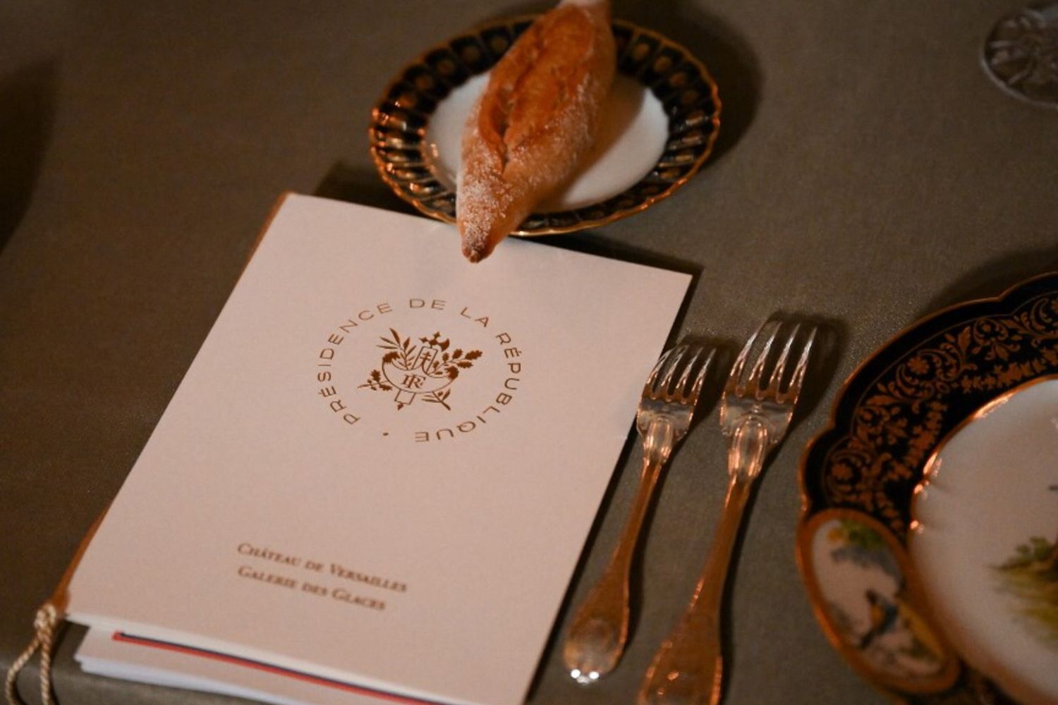 Menu prima di un banchetto di stato a Versailles di una visita di stato reale britannica in Francia