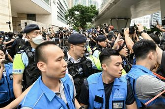 controlli fuori dal tribunale di Hong Kong