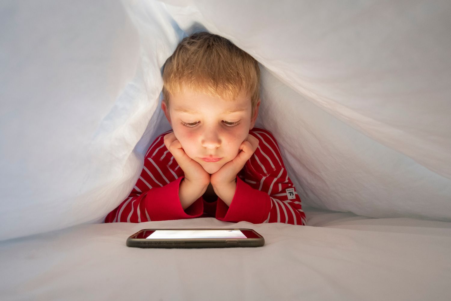 Un bambino con uno smartphone