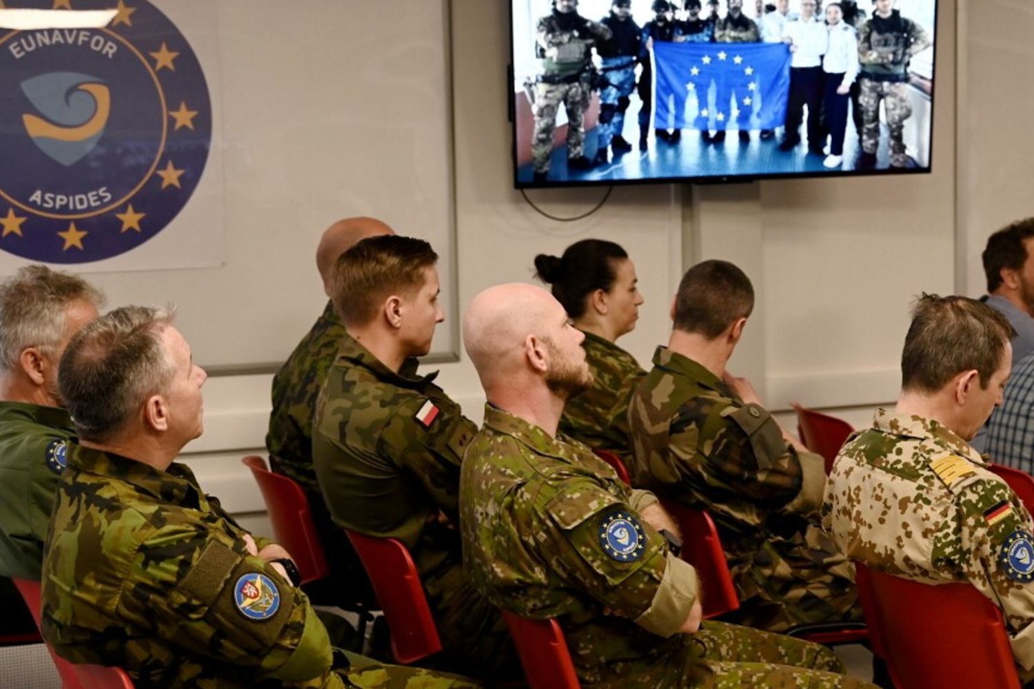 Ufficiali dell'operazione EUNAVFOR ASPIDES sulla sicurezza nel Mar Rosso