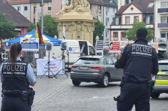 attacco coltello manifestazione anti islam germania