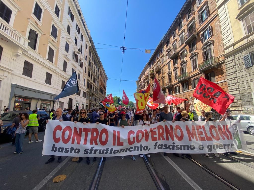 Corteo contro il governo, scontri con la polizia