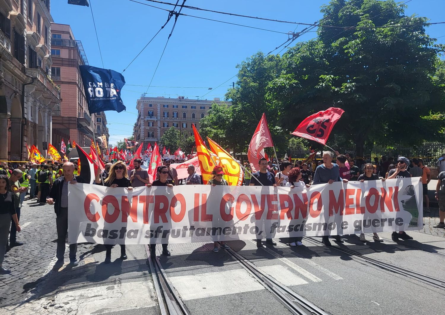 corteo contro il governo scontri con polizia