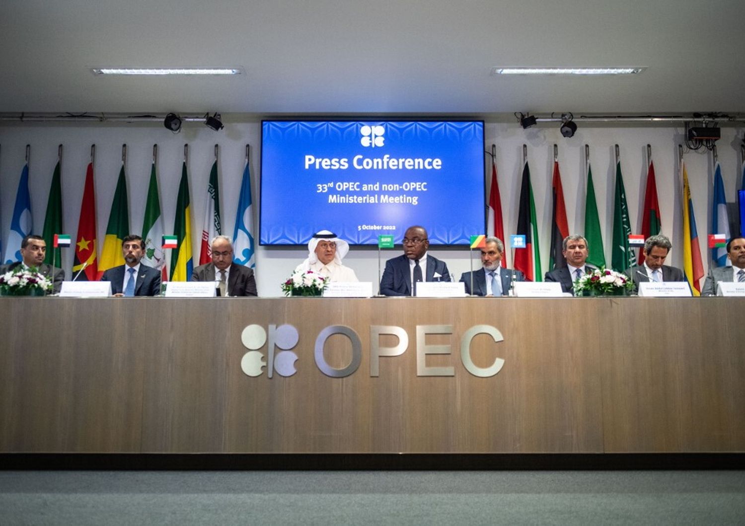 petrolio vertice opec+ avanti con tagli produzione