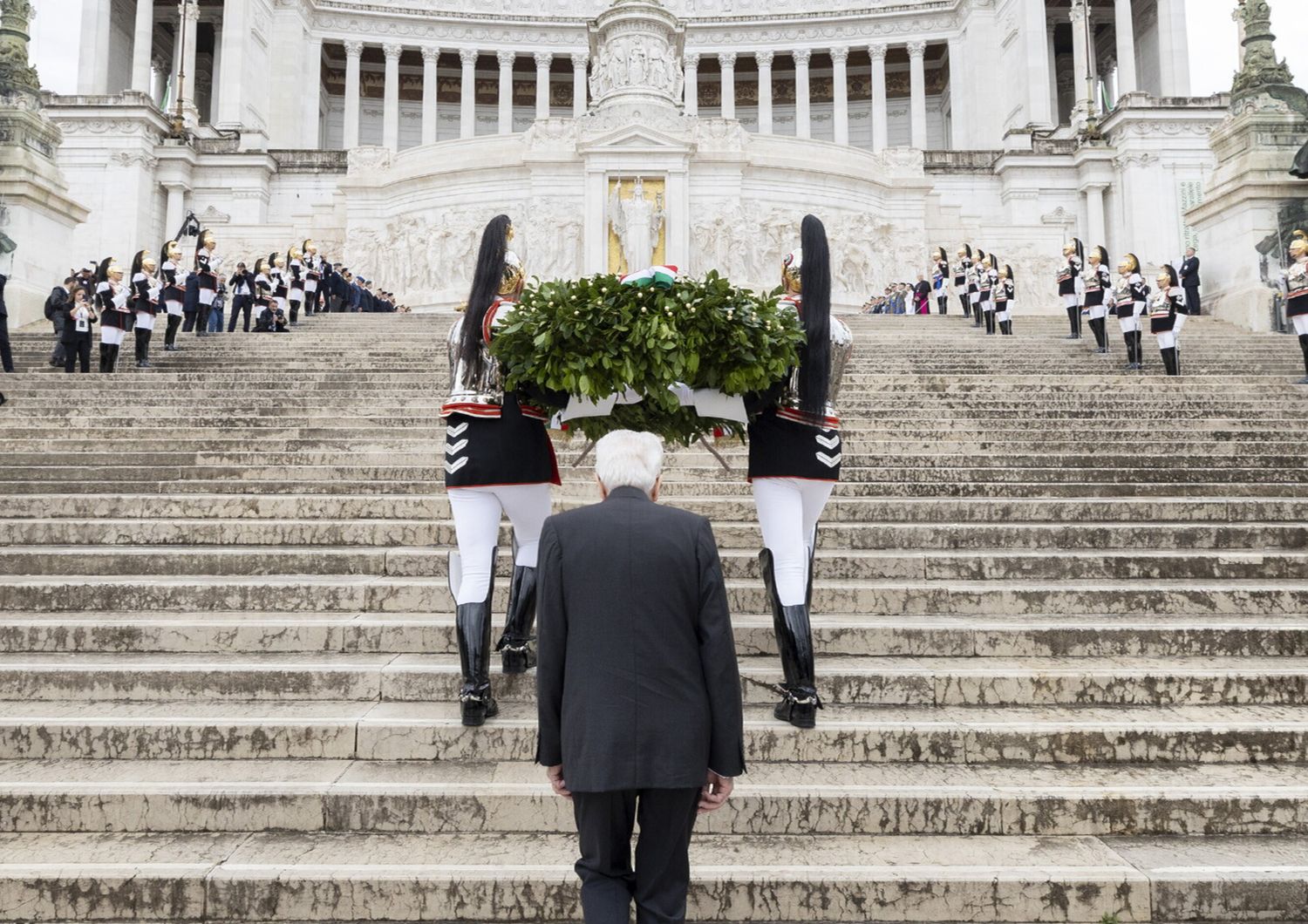 Sergio Mattarella depone una corona d'alloro al Monumento del Milite Ignoto all'Altare della Patria