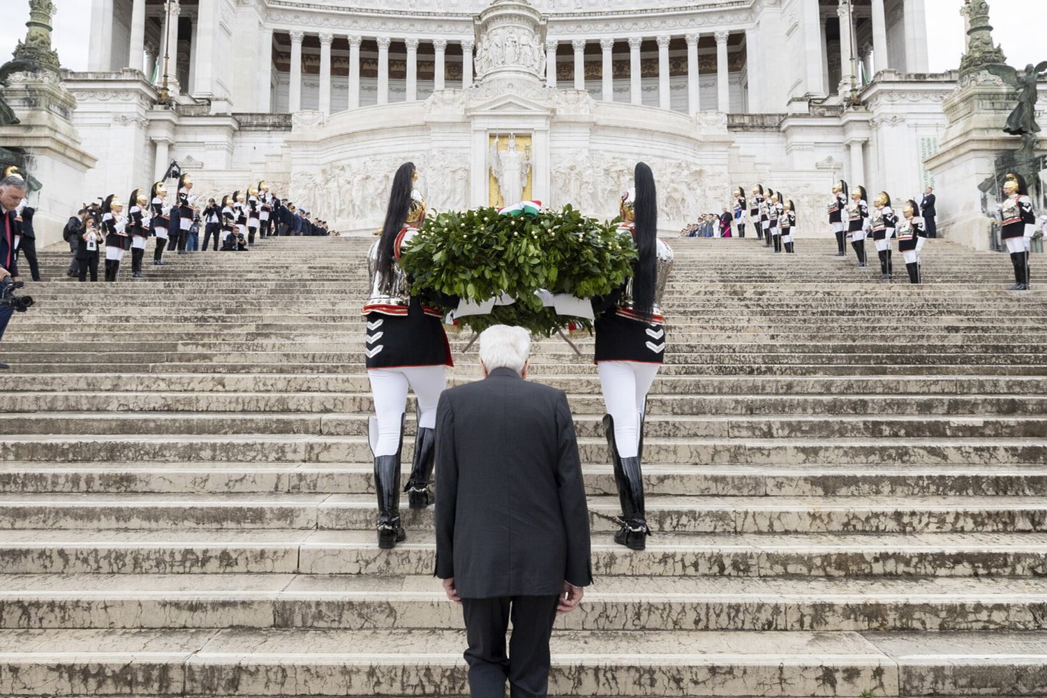 Sergio Mattarella depone una corona d'alloro al Monumento del Milite Ignoto all'Altare della Patria