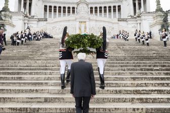 Sergio Mattarella depone una corona d'alloro al Monumento del Milite Ignoto all'Altare della Patria