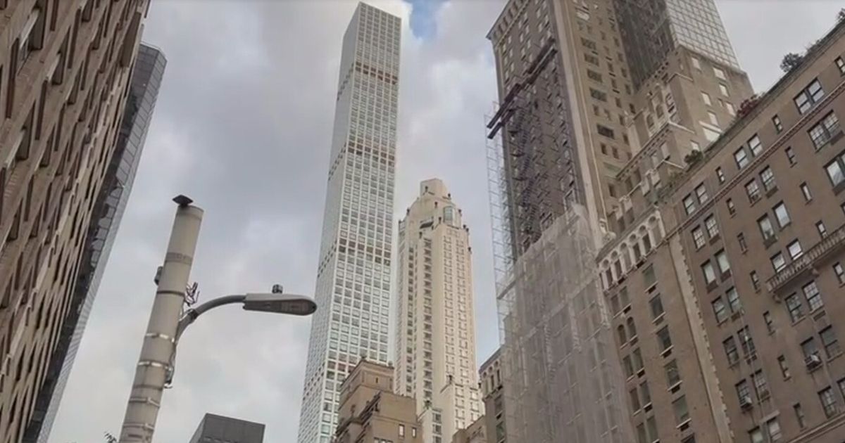 Des millionnaires new-yorkais fuyant un gratte-ciel grinçant
