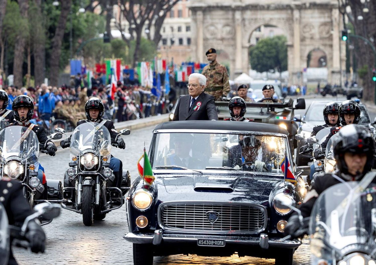 Il presidente Mattarella a bordo della storica Flaminia per la parata del 2 giugno