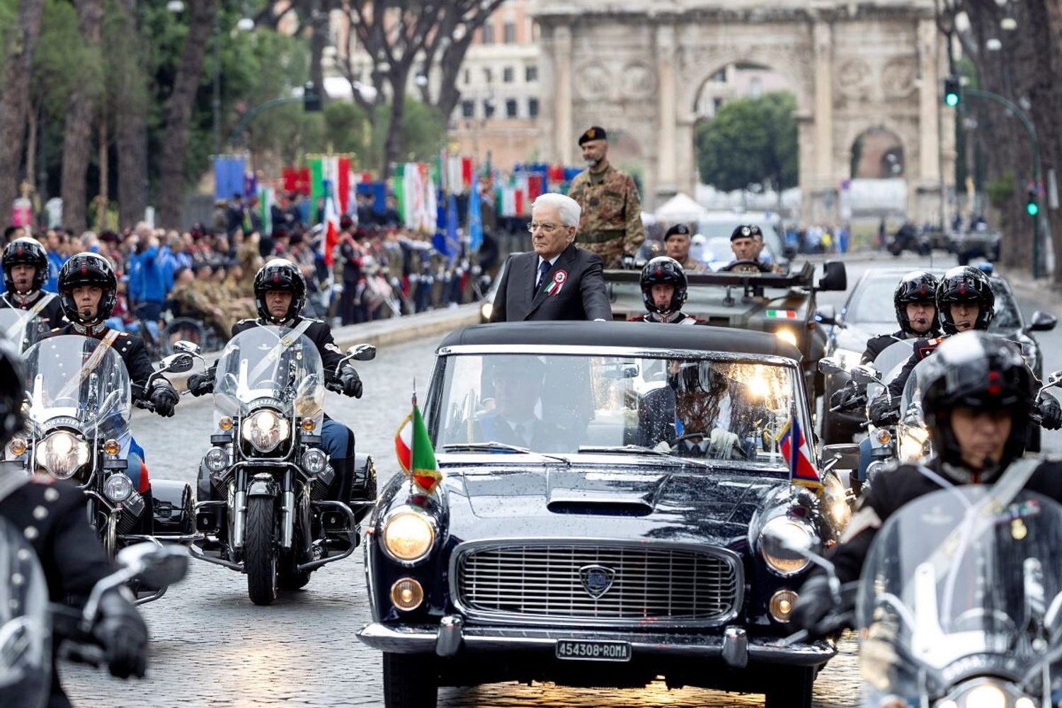 Il presidente Mattarella a bordo della storica Flaminia per la parata del 2 giugno