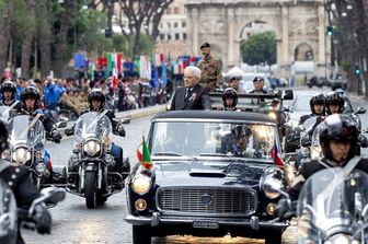 Il presidente Mattarella a bordo della storica Flaminia per la parata del 2 giugno