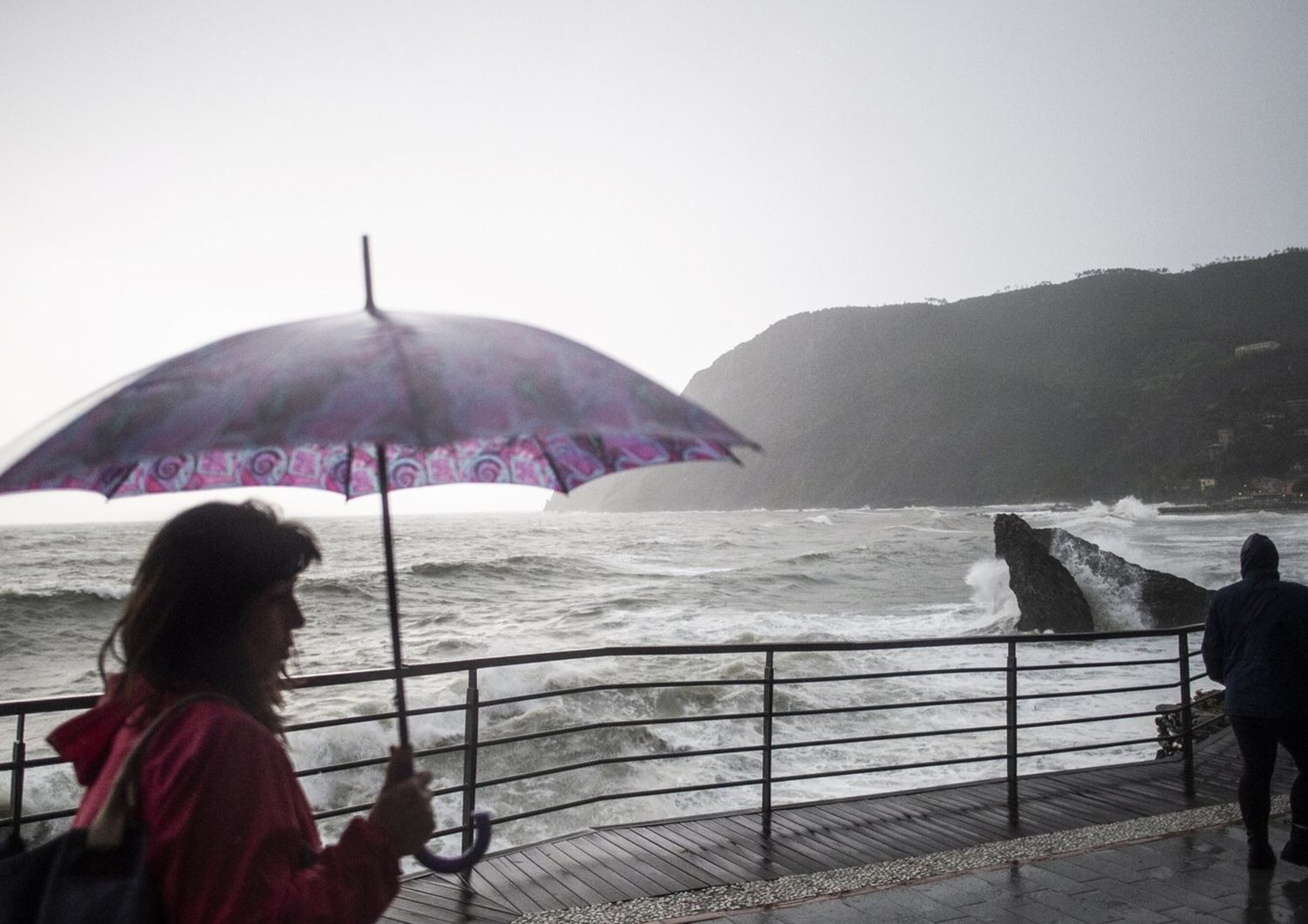 Monterosso, Liguria, raffiche di vento fino a 100 km / h sulla costa e 150 km / h in montagna, e un totale di precipitazioni in pochi giorni equivalenti alle piogge di diversi mesi. &nbsp;