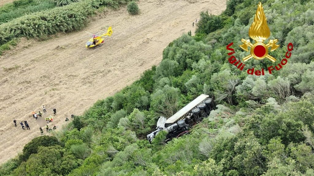 Il Tir caduto da un cavalcavia nel Sassarese