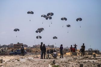 Gli aiuti umanitari lanciati con il paracadute