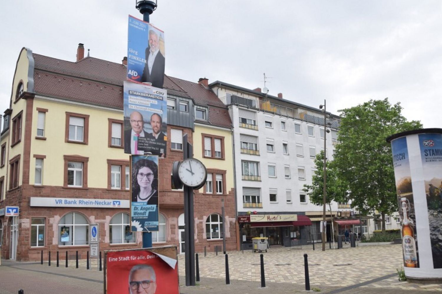 I manifesti nella città dell'aggressione