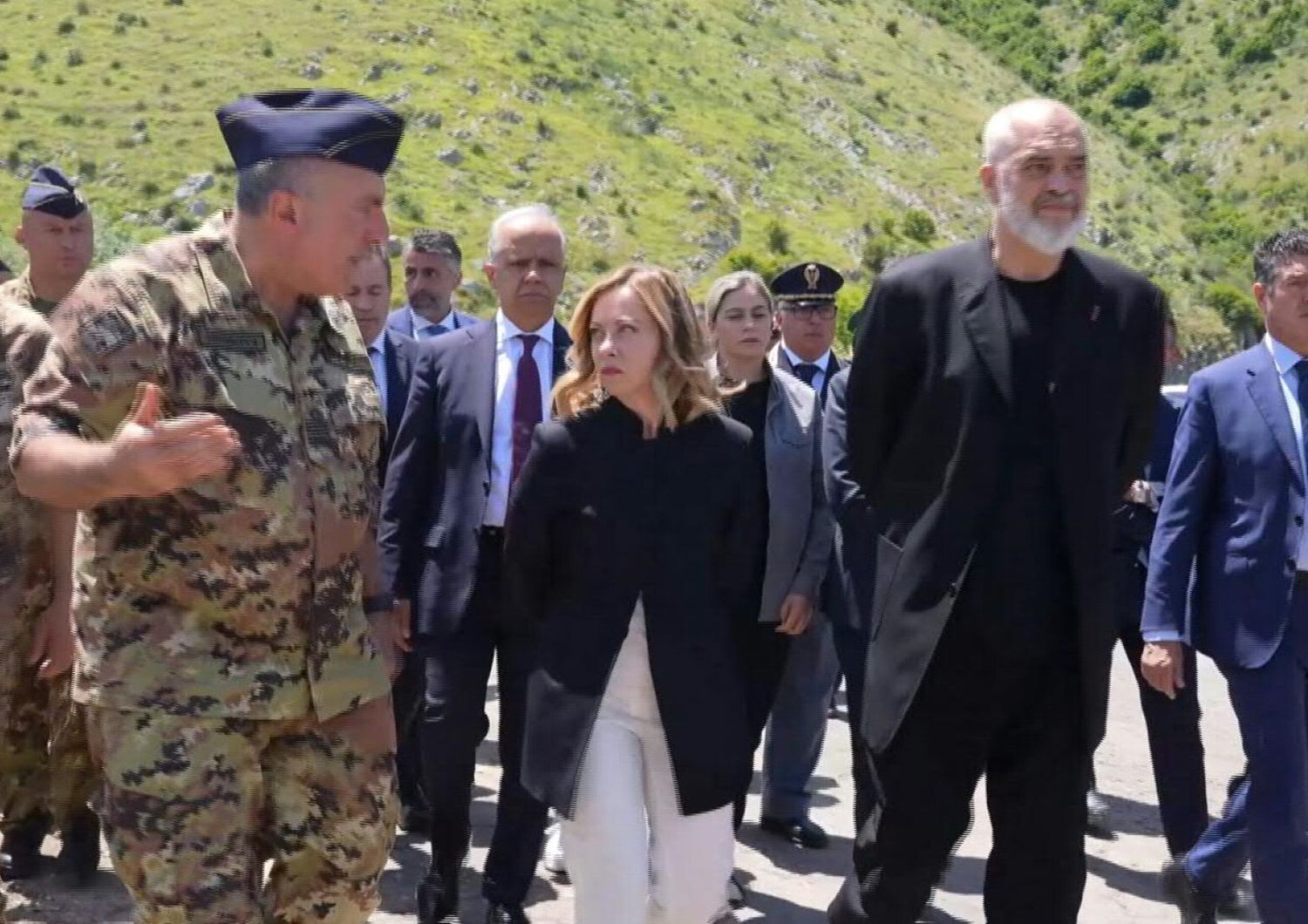 Giorgia Meloni e Edi Rama in visita agli hotspot in Albania