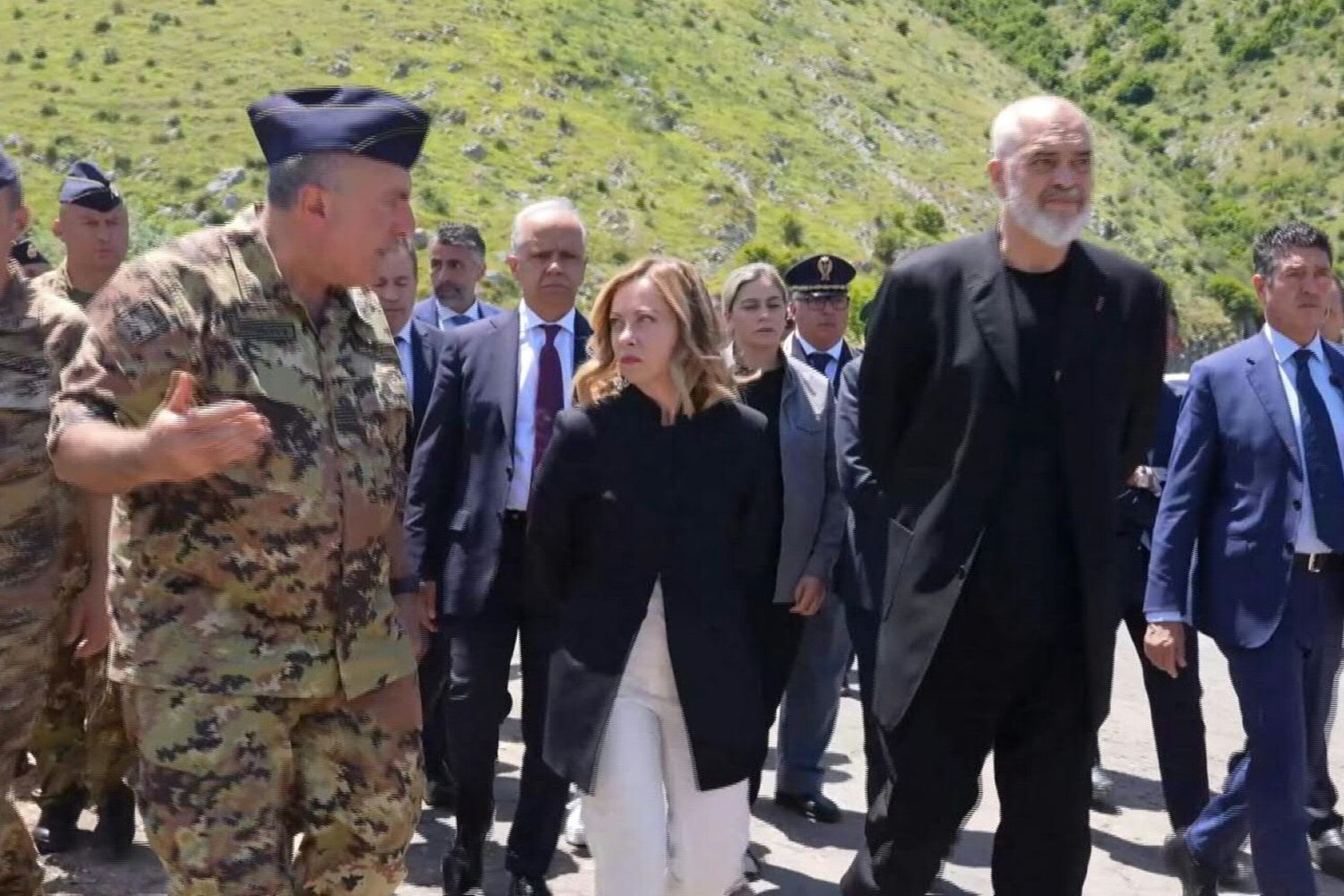 Giorgia Meloni e Edi Rama in visita agli hotspot in Albania