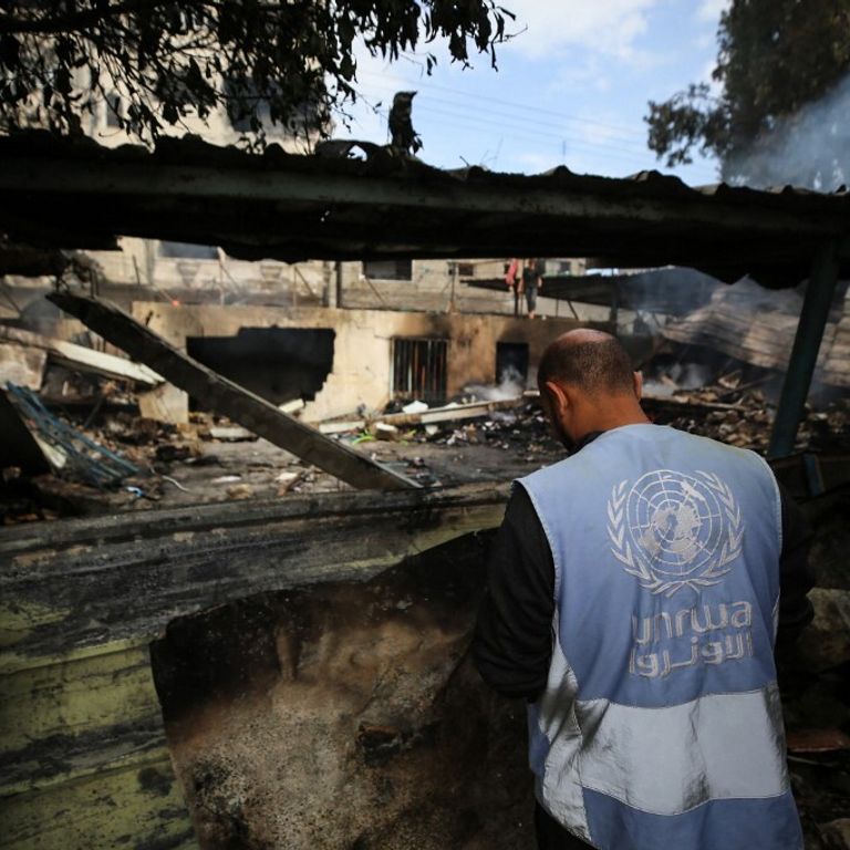 Un dipendente dell’Unrwa davanti alle macerie di Gaza