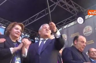 Tajani canta "Azzurra libertà" sul palco di Napoli all'evento per chiusura campagna elettorale