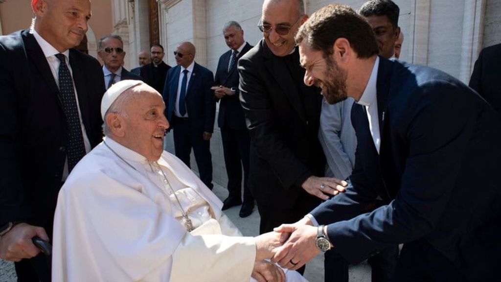 Don Salvatore Alletto ringrazia Papa Bergoglio che il 14 maggio 2024 è venuto in visita nella Chiesa di San Giuseppe al Trionfale