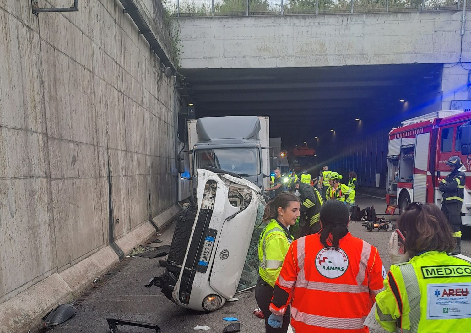 Scontro camion-auto, 2 morti e 2 feriti gravi